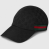 Casquette noire monogramme avec bande contrastée. Un look inspiré du luxe, facile à porter au quotidien.